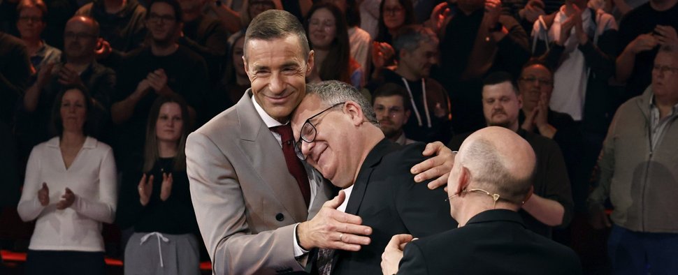 Es wird emotional: Elton verabschiedet sich von „Wer weiß denn sowas?“. – Bild: NDR/Matzen/ARD/UFA Show & Factual