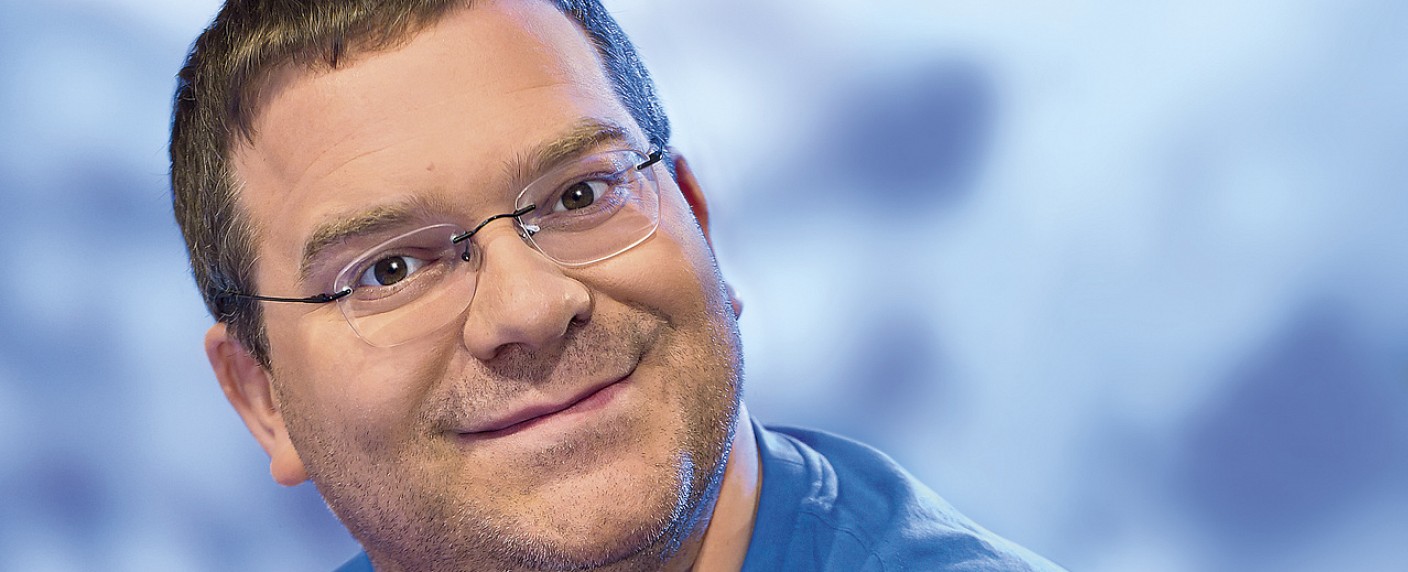 Elton präsentiert neue Comedyshow im KiKA – YouTuber Marti Fischer in Sketchcomedy „Leider lustig“ – Bild: ZDF/​Ralf Wilschewski