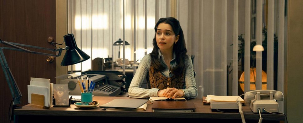 Emilia Clarke („Game of Thrones“) wird als Seketärin zur Geheimagentin in „Ponies“ – Bild: Peacock