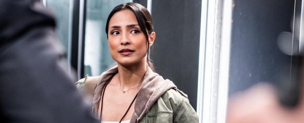 Emily Alabi als Kriegsreporterin in der siebten Staffel von „S.W.A.T.“ – Bild: CBS