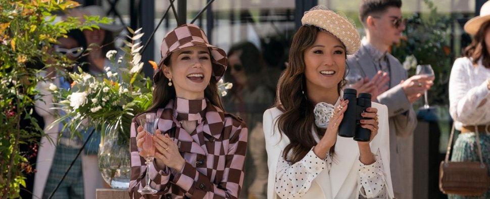 „Emily in Paris“: Lily Collins (l.) und Ashley Park (r.) in den neuen Folgen – Bild: Netflix