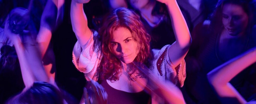 Emma (Hanna van Vliet) genießt das Leben in „Don’t Fall, Dance“ – Bild: NPO/ZDFneo