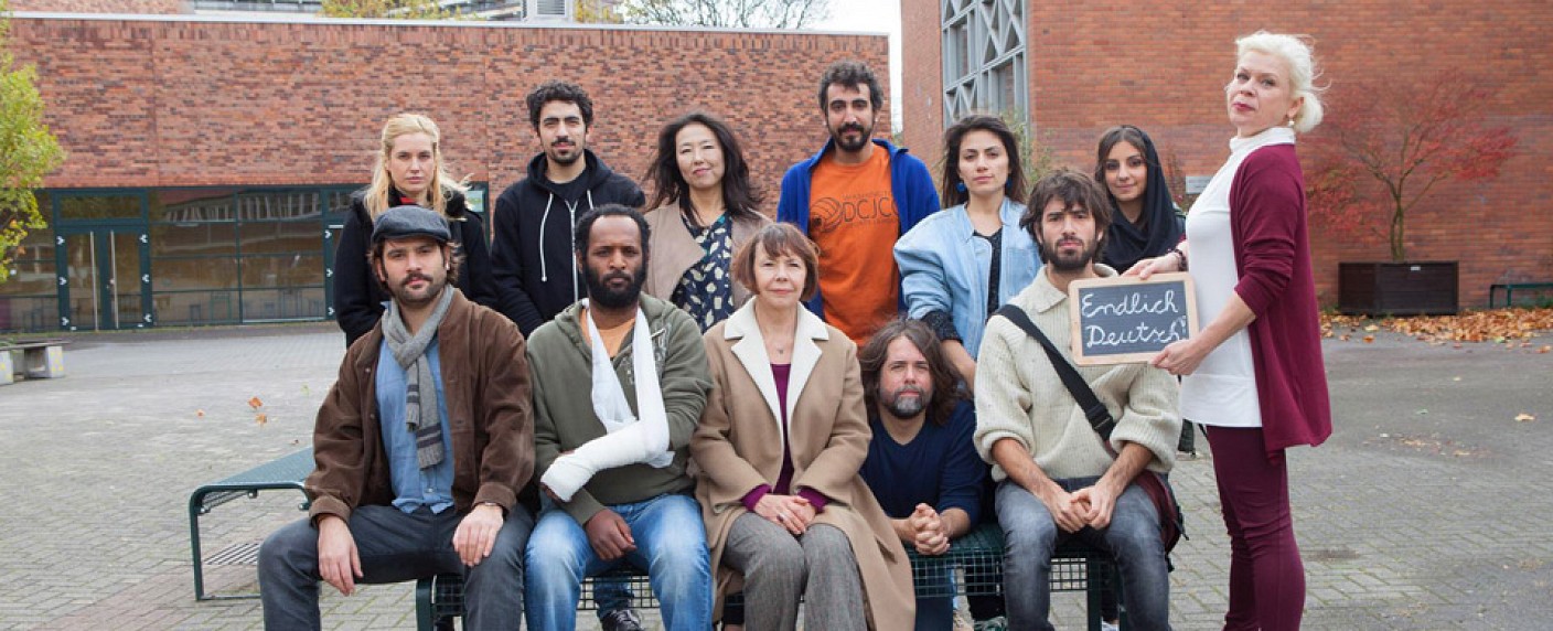 „Endlich Deutsch!“: WDR wagt sich in den Einbürgerungskurs – Neues Mockumentary-Format im Oktober – Bild: WDR/​Hedermann