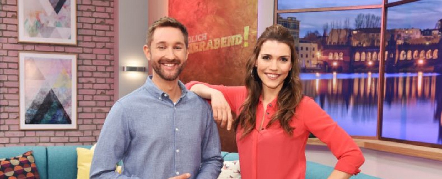 „Endlich Feierabend!“: Neues Sat.1-Vorabendmagazin mit RTL-Moderatorin – Ex-„Frühstücksfernsehen“-Gesicht ergänzt das Moderatorenduo – Bild: SAT.1/​Andre Kowalski