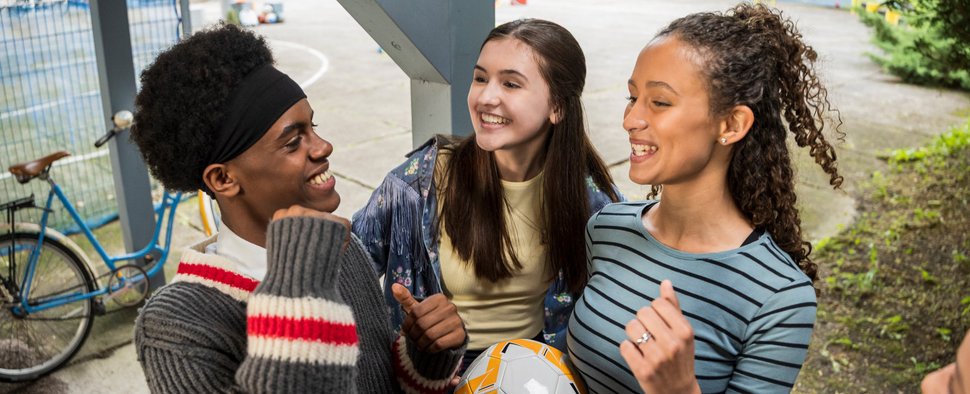 Enno (Joel Mikele Menebo, l.), Yara (Ava Fannin, M.) und Toni (Amanda Liebig Pacheco, r.) kommen neu ans „Schloss Einstein“ – Bild: MDR/Saxonia Media/Michael Kremer
