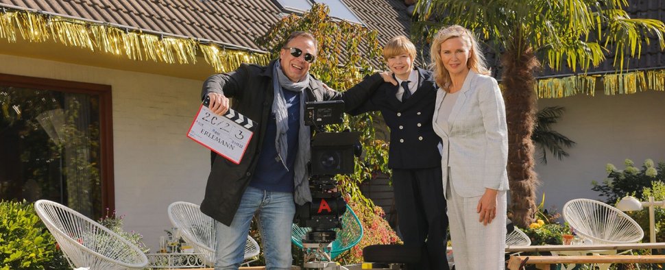 Johannes Erlemann (das Original, l.), Cecilio Andresen (Rolle Johannes) und Veronica Ferres (Produzentin) – Bild: RTL/Tom Trambow