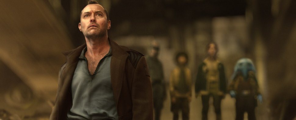 Er kann die „Macht“ benutzen: Jod Na Nawood (Jude Law) ist – möglicherweise! – ein Jedi. – Bild: Disney+