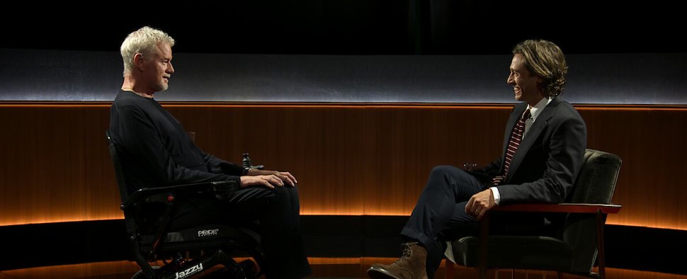 Eric Dane im Interviewd mit Brad Falchuk bei „Famous Last Words“ – Bild: Netflix