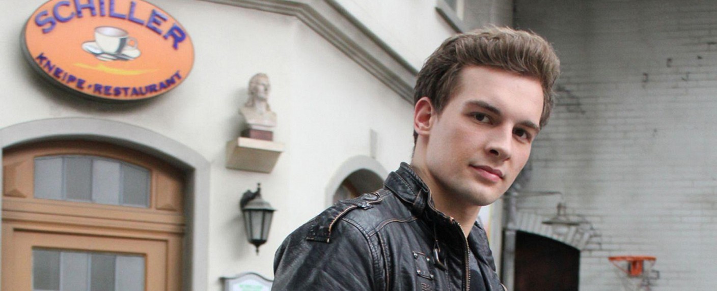 „Unter uns“: Erste schwule Liebesgeschichte und zwei Ausstiege – Eric Stehfest kommt, Maximilian Claus und Bela Klentze gehen – Bild: RTL