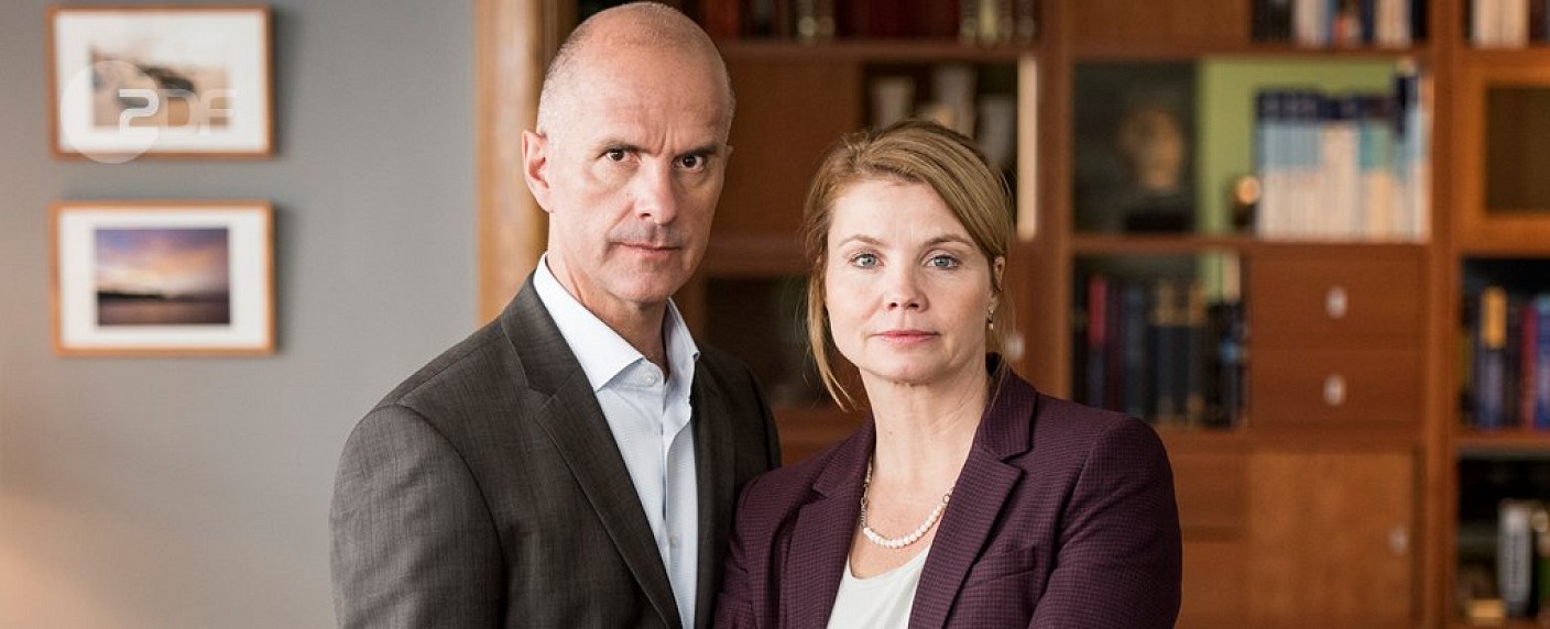 Christoph Maria Herbst und Annette Frier übernehmen „Maybrit Illner“-Sendeplatz – Neue ZDF-Comedyserie „Merz gegen Merz“ im April – Bild: ZDF/​Martin Rottenkolber