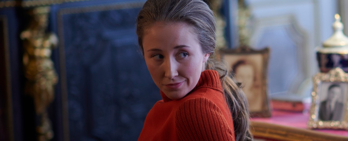 „The Crown“-Star Erin Doherty in neuem Amazon-/​BBC-Thriller „Chloe“ – Drama um Besessenheit, Verrat und das schöne Leben auf Instagram – Bild: Netflix