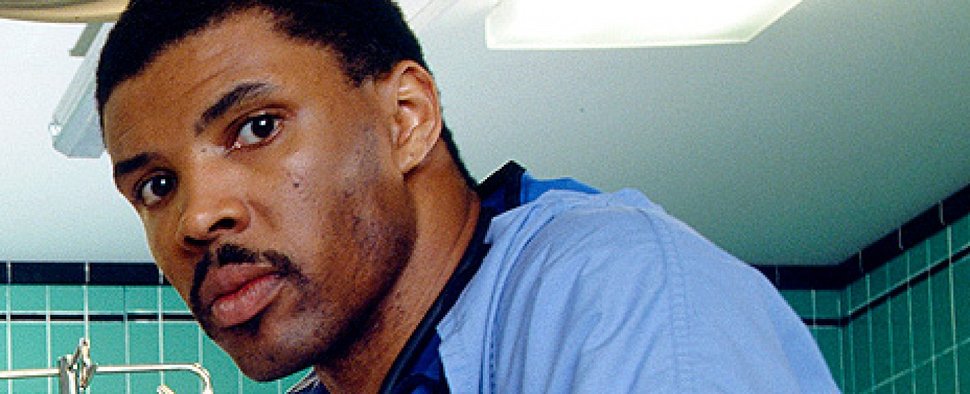 Eriq La Salle als Dr. Peter Benton in „Emergency Room“ – Bild: Warner Bros. TV