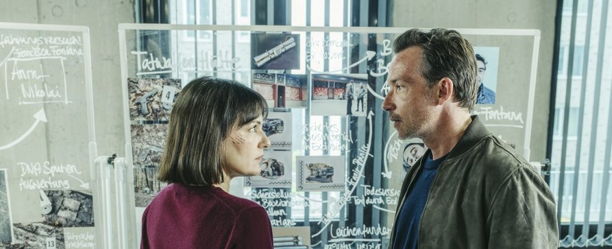 „Die Augenzeugen“: ARD-Thriller um Zeugen in Lebensgefahr findet Starttermin – Pärchen beobachtet Mord, fürchtet Mörder und Enthüllung ihrer Affäre – Bild: ARD Degeto/​Bantry Bay