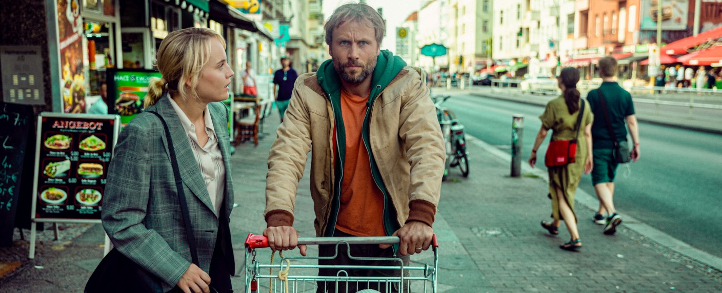 „Schlafende Hunde“ gefährden großartigen Max Riemelt als obdachlosen Polizisten – Review – Netflix profitiert von Schauspielern in Miniserie nach israelischer Vorlage – Bild: Anne Wilk /​ Netflix