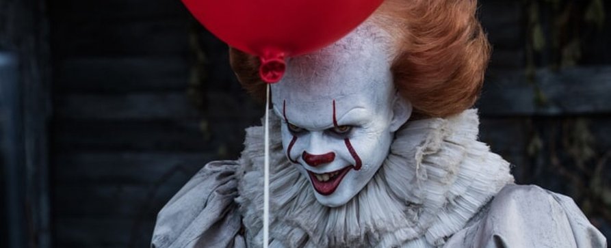 „Es“-Prequel „Welcome to Derry“: Pennywise mordet demnächst in Serie – „Rote Luftballons überall!“ – Bild: Warner Bros.