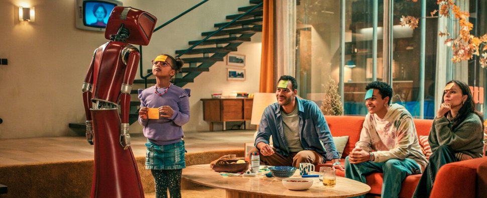 Es wird so lange gespielt, bis einer weint … CASSANDRA und ihre neue Familie in „Cassandra“ (v. l. Marie Tölle, Michael Klammer, Joshua Kantara, Mina Tander) – Bild: Sasha Ostrov/Netflix