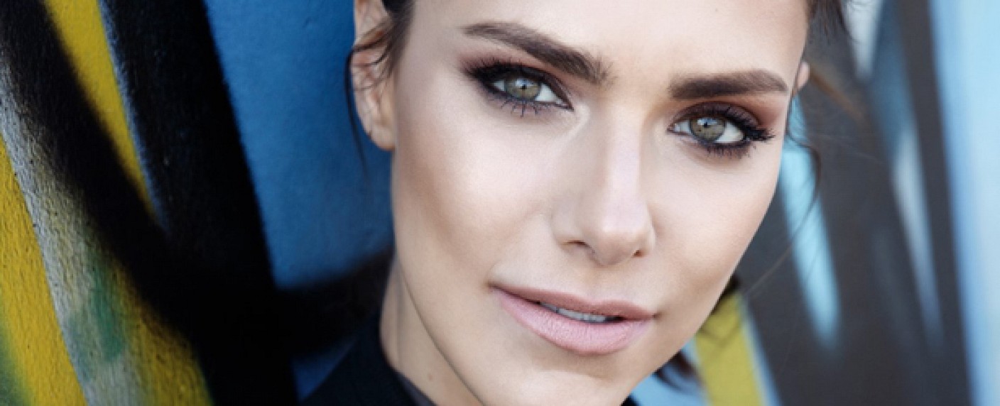 „Im Bann der Seelenfänger“: Esther Sedlaczek dreht Sekten-Doku – „Total Control“ für Pay-TV-Sender A&E – Bild: Nadine Dilly