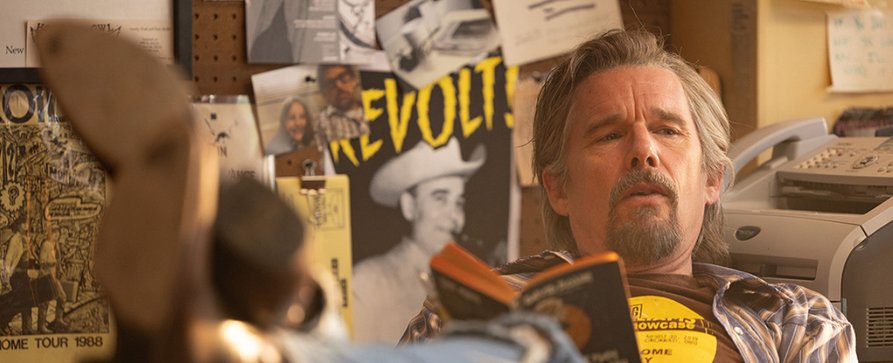 „The Lowdown“: Noir-Crime-Comedy mit Ethan Hawke erhält zweite Staffel – Ein neuer Fall wartet auf den abgehalfterten Wahrheitsforscher – Bild: FX/​Hulu/​Disney+