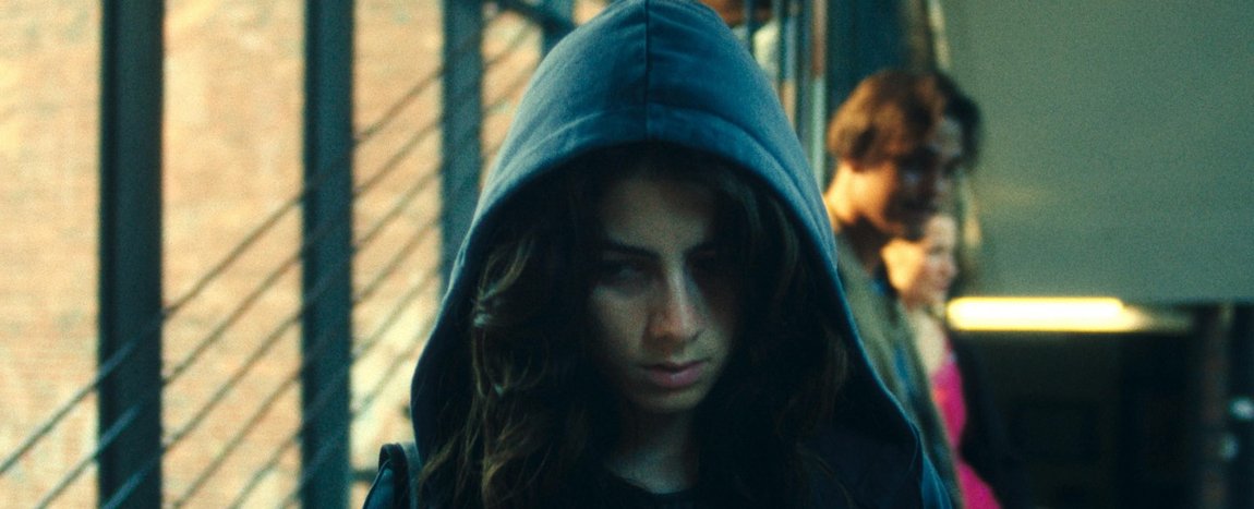 „Euphorie“: RTL+ überrascht mit starkem Remake eines gefeierten Teenagerdramas – Review – Protagonistin kämpft nach Psychiatrieentlassung um Halt in ihrem Leben – Bild: RTL/​Zeitsprung