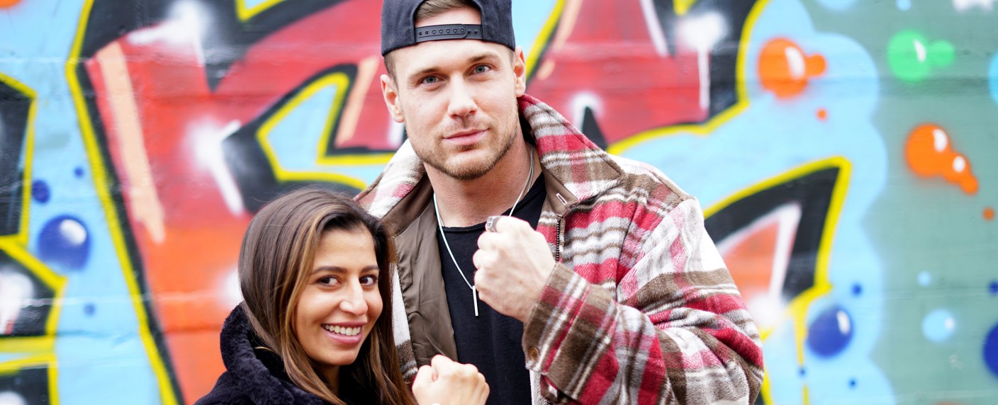 „Krass Schule“: Promibesuch, neue Lehrerin und neue Klasse mit „DSDS“-Finalistin – Eva Benetatou und Chiara D’Amico in RTL-Zwei-Soap – Bild: RTL Zwei/​Jana Herty