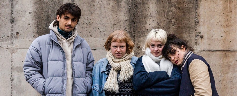 Der Cast von „Everyone Is F*cking Crazy“: Malik (Arsenij Walker), Schröder (Luise von Stein), Chloë (Maja Bons) und Derya (Via Jikeli) – Bild: SR/Real Film Berlin/Maor Weisburd