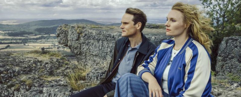 Fabian Hinrichs als Felix Voss und Rosalie Thomass als Emilia Rathgeber im neuen Franken-„Tatort“ – Bild: BR/Claussen+Putz Filmproduktion GmbH/Hendrik Heiden