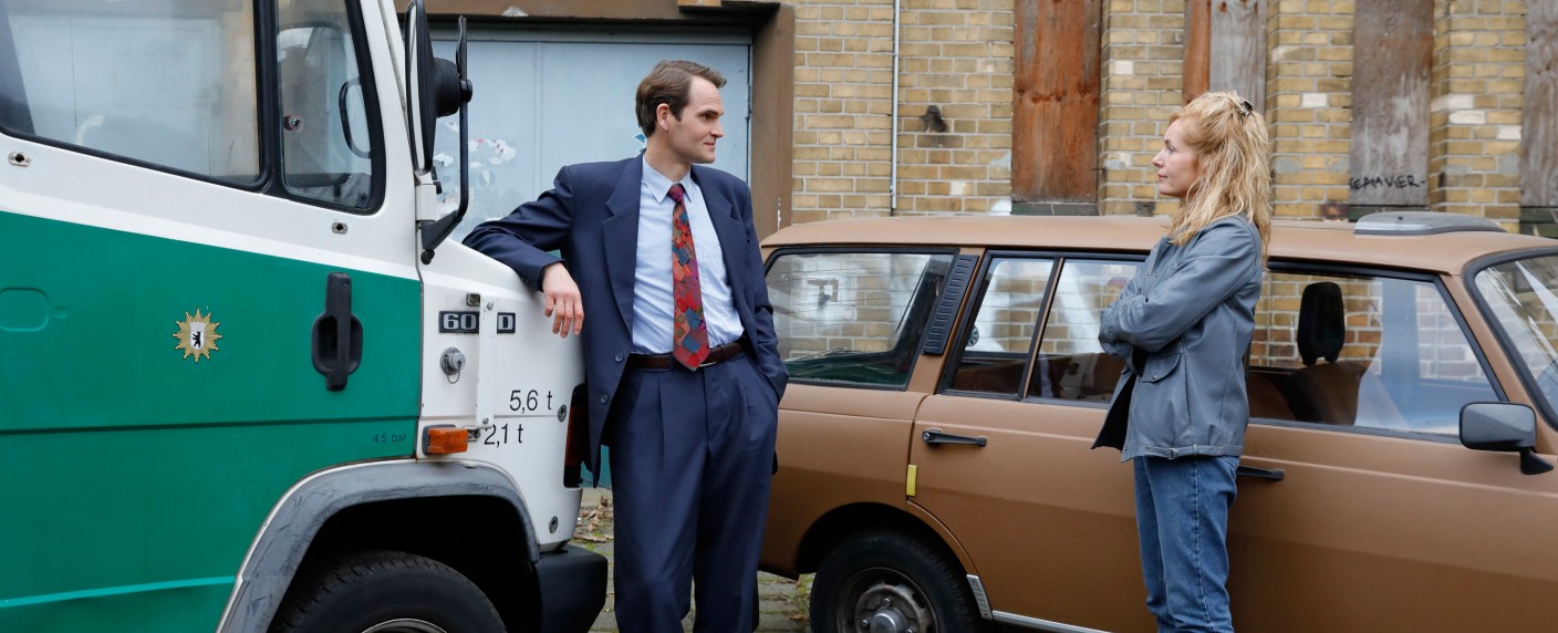 „ZERV“: Historische Krimiserie um Ermittlungen nach dem Mauerfall kommt im Februar ins Erste – Dokumentationen begleiten Serie mit Nadja Uhl und Fabian Hinrichs – Bild: ARD/​Merav Maroody