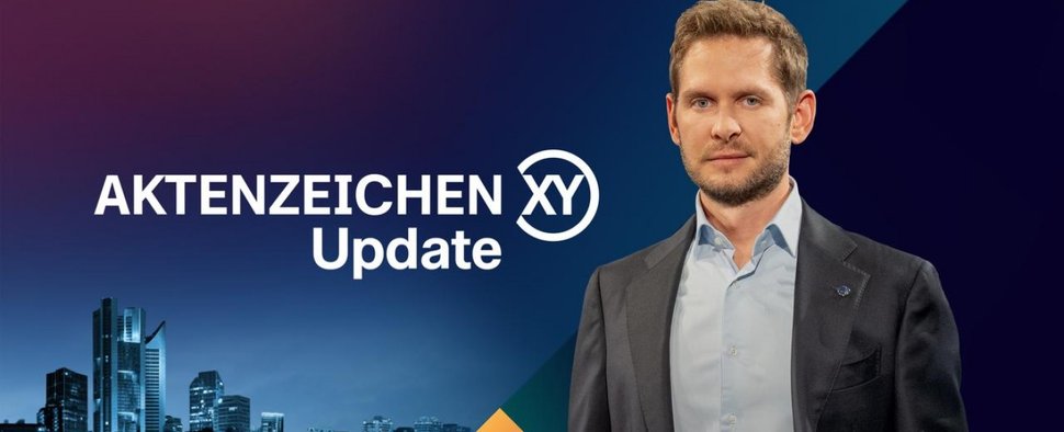 Fabian Puchelt fasst seit 2023 die eingegangenen Hinweise bei „Aktenzeichen XY … Ungelöst“ zusammen – Bild: ZDF/Saskia Pavek