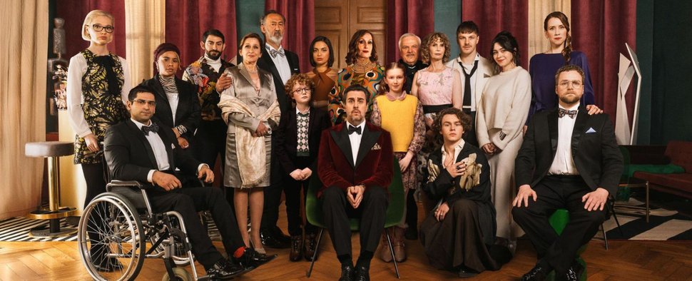 „Fabian und die mörderische Hochzeit“ mit Bastian Pastewka (M.) – Bild: Prime Video