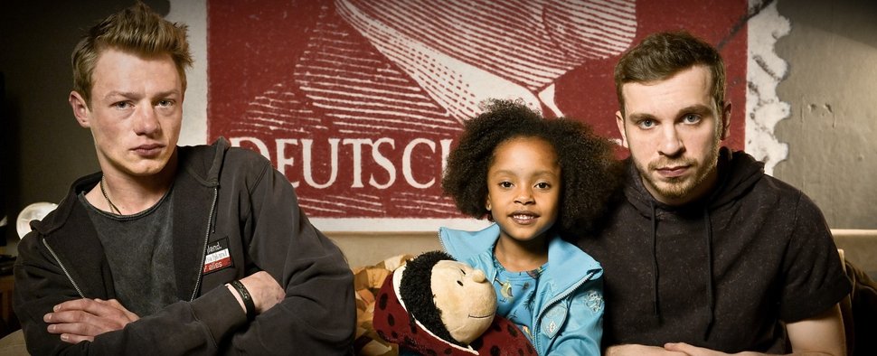 Klein aber oho: „Familie Braun“: Vincent Krüger, Nomie Laine Tucker und Edin Hasanovic (v.l.n.r.) – Bild: ZDF/Christiane Pausch