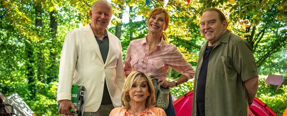 „Familie Bundschuh – Wir machen Camping“: (v. l.) Gerald (Axel Milberg), Susanne (Judy Winter), Gundula (Andrea Sawatzki) und Manfred (Gustav Peter Wöhler) – Bild: ZDF/Adrian Gross
