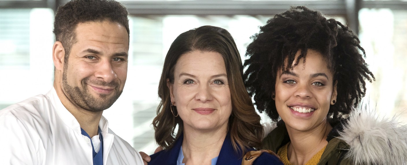 „In aller Freundschaft – Die jungen Ärzte“: Motto der Sommer-Wiederholungen enthüllt – Diese Folgen überbrücken die Wartezeit bis zum Herbst – Bild: ARD/​Jens Ulrich Koch