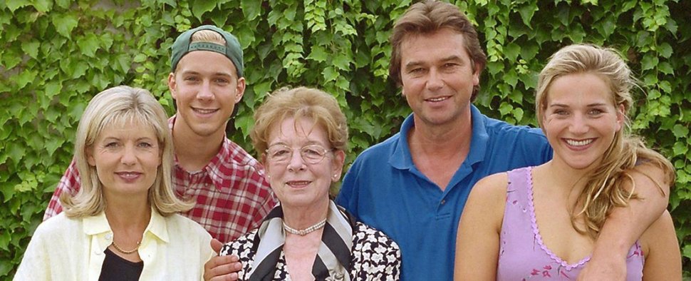Der Cast der Familienserie „Nesthocker – Familie zu verschenken“ – Bild: ZDF