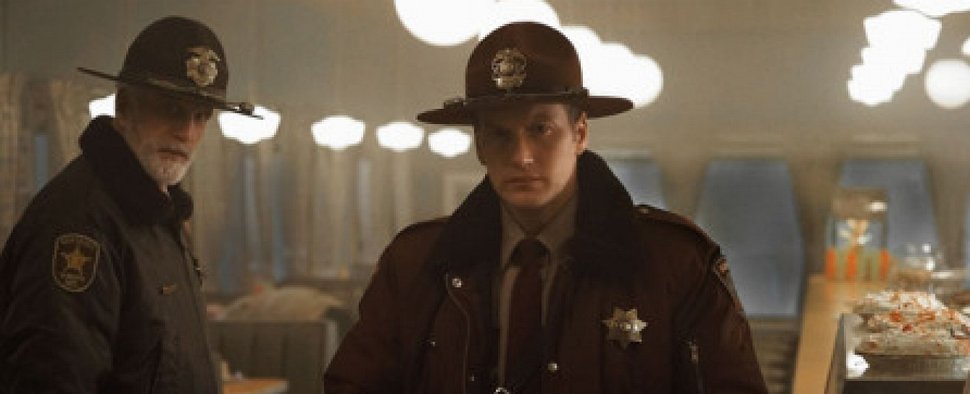 Sheriff Hank Larsson (Ted Danson) und State Trooper Lou Solverson (Patrick Wilson) in der zweiten Staffel von „Fargo“ – Bild: FX Productions