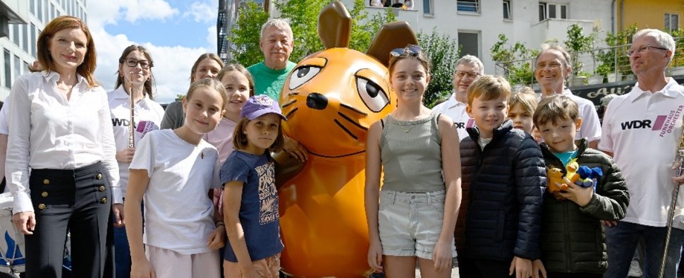 Feierliche Rückkehr: Die Maus-Statue steht wieder in der Kölner Innenstadt – Bild: WDR/Annette Etges