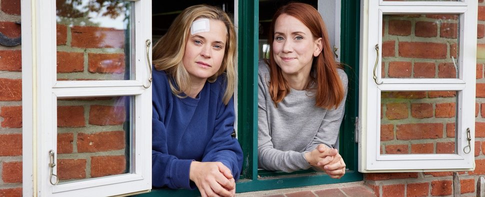 Feli (Caroline Hanke, l.) und Viktoria Lorentzen (Lena Dörrie, r.) sind die „Mordsschwestern“ – Bild: ZDF/Sandra Hoever