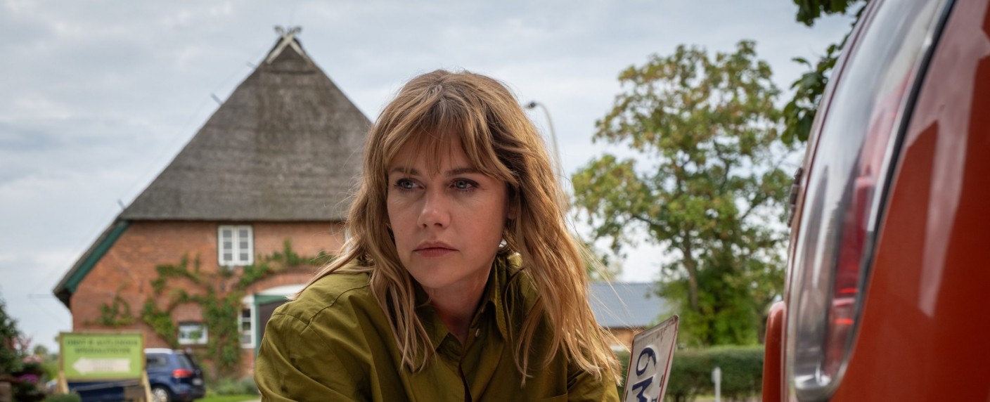 „Neuer Wind im Alten Land“: Neue ZDF-Reihe mit Felicitas Woll („Taunuskrimi“) erhält Starttermin – Journalistin sucht in ihrer Heimat nach einem Neuanfang – Bild: ZDF/​Real Film