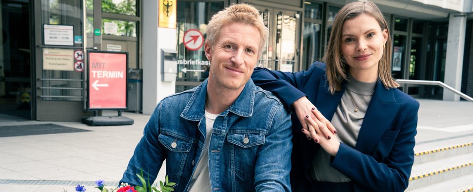 Felix Kramer (Golo Euler, l.) ist auf die Expertise von Larissa Bahl (Maike Jüttendonk) angewiesen – Bild: ZDF/Marc Reimann