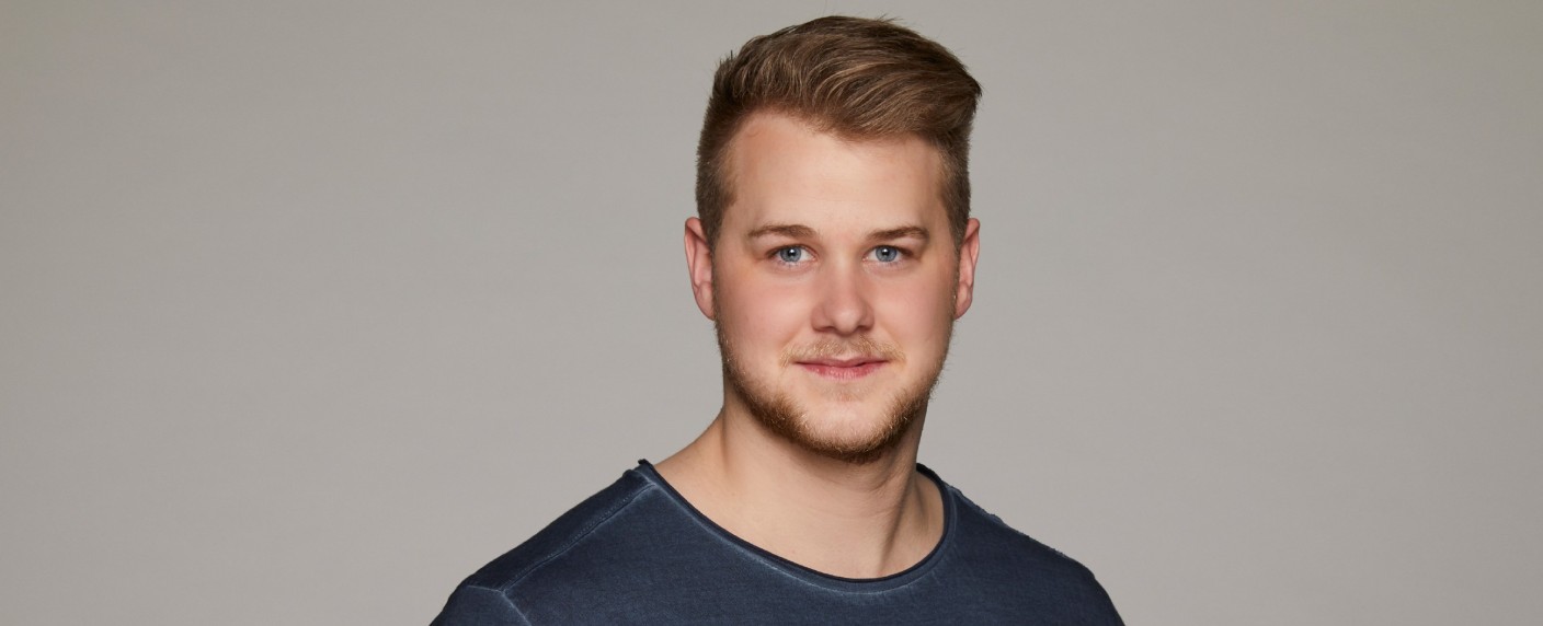 „GZSZ“-Star Felix van Deventer stürzt vom Balkon: RTL muss kurzfristig umplanen – Schauspieler hatte Glück im Unglück – Bild: MG RTL D /​ Bernd Jaworek