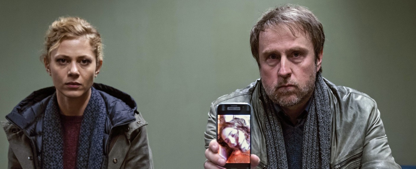 Quoten: Ferdinand von Schirachs „Feinde“ räumt bei Jung und Alt ab – ProSieben punktet mit „Avengers“, ZDF mit „Inga Lindström“ – Bild: ARD Degeto/​Moovie GmbH/​Stephan Rabold