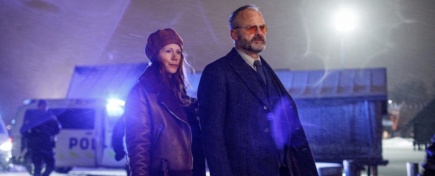 „Agatha Christies Hjerson“: ZDF zeigt schwedisch-deutsche Krimi-Adaption – Ermittler im Ruhestand und Fernsehproduzentin ermitteln gemeinsam – Bild: ZDF/​B-Reel 2021/​Johan Paulin