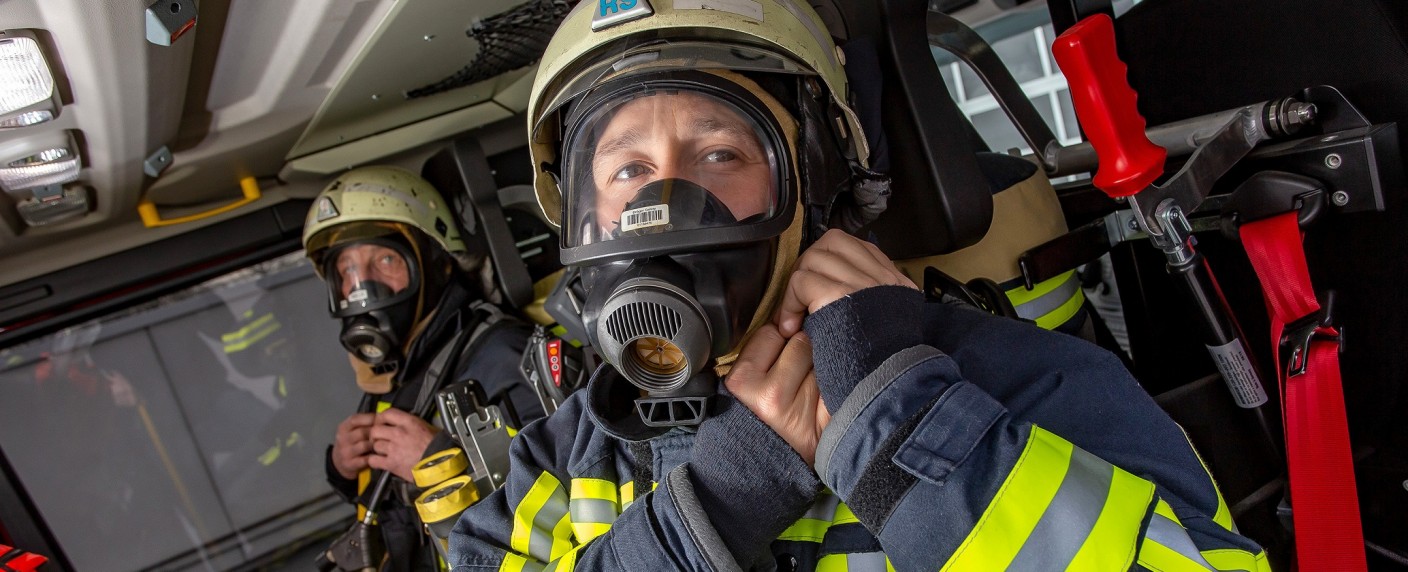 „Feuer & Flamme“: WDR kündigt neue Folgen der Feuerwehr-Doku an – Vierte Staffel beleuchtet Einsätze und Alltag während Corona-Pandemie – Bild: WDR/​Lutz Leitmann
