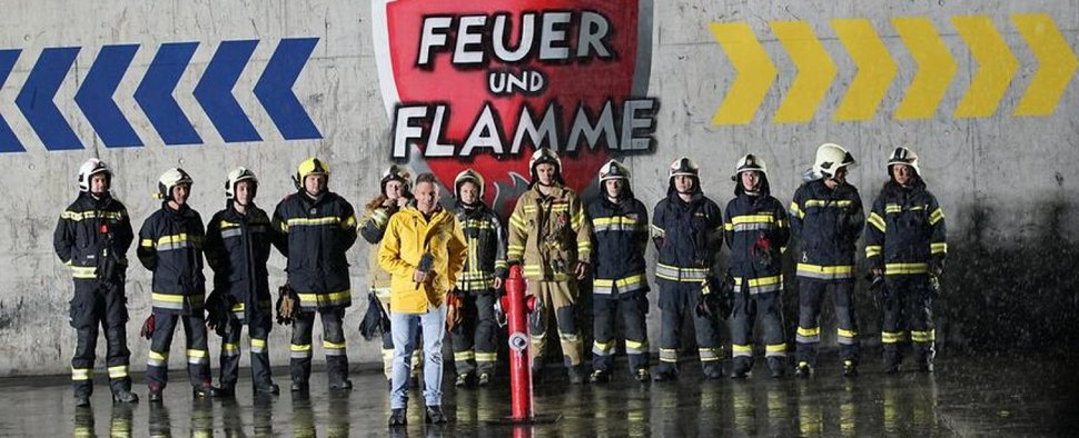 „Feuer und Flamme“: Moderator Andi Knoll (m.) mit den Feuerwehrfrauen und -männern – Bild: ORF/Roman Zach-Kiesling
