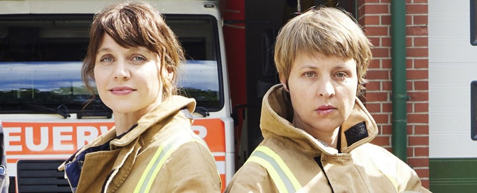 „Feuerwehrfrauen“: Nadja Becker als Anja Schmitz (l.) und Katja Danowski als Meike Honnich (r.) – Bild: ARD Degeto/Andrea Kueppers