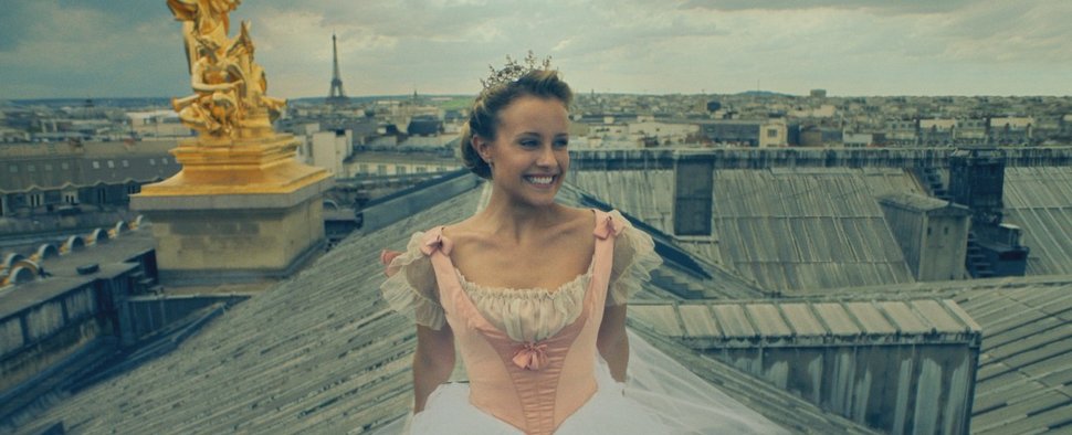 „Find Me in Paris“: Noch ist Lena (Jessica Lord) überglücklich (und im Jahr 1905): Heute Abend wird sie ein großes Solo auf der Bühne der Opéra Garnier tanzen. – Bild: ZDF und 2017 Cottonwood