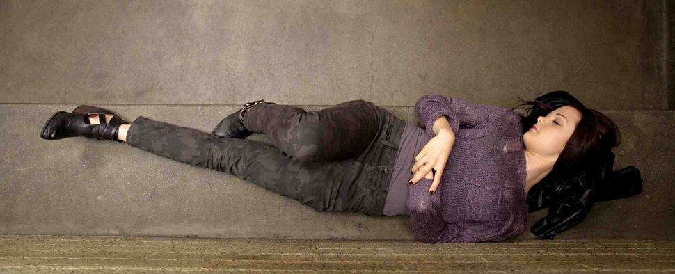 Carter (Kathryn Prescott) macht ein Nickerchen auf der Polizeiwache und hat noch keine Ahnung, was ihr bevorsteht … – in „Finding Carter“ – Bild: MTV