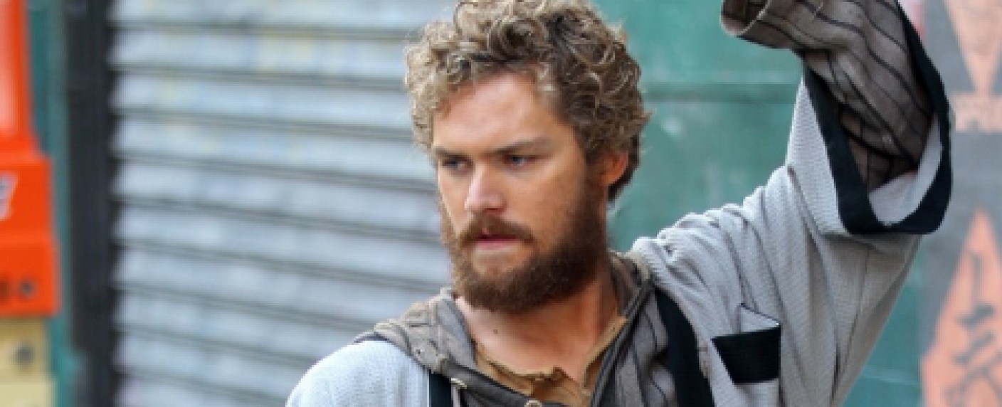 Finn Jones („Iron Fist“) wird Serienkiller-Sohn – „Scandal“-Darstellerin Bellamy Young als Mutter des „Prodigal Son“ – Bild: Netflix