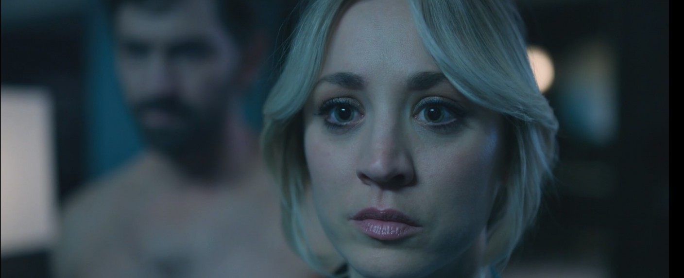 „The Flight Attendant“: Kaley Cuocos erste Rolle nach „The Big Bang Theory“ ist ein echter Glücksgriff – Review – Thriller-Dramedy um Stewardess mit Filmriss gelingt spannend, rasant, witzig – Bild: hbo max