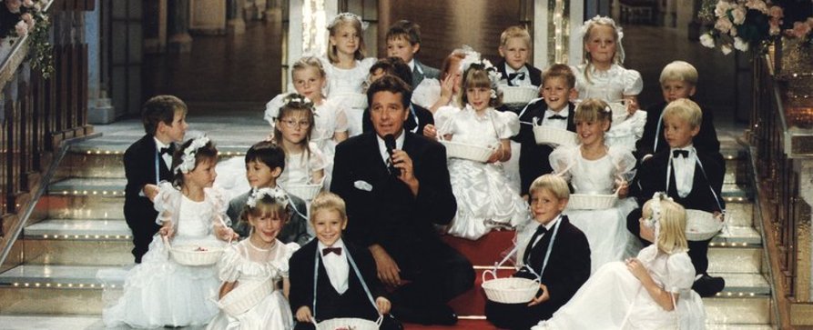 „Flitterabend“: Samstagabendshow-Klassiker mit Michael Schanze wird wiederholt – 1990er-Jahre-Gameshow mit frisch verheirateten Brautpaaren – Bild: SWR „Flitterabend“: Samstagabendshow-Klassiker mit Michael Schanze wird wiederholt – 1990er-Jahre-Gameshow mit frisch verheirateten Brautpaaren – Bild: SWR
