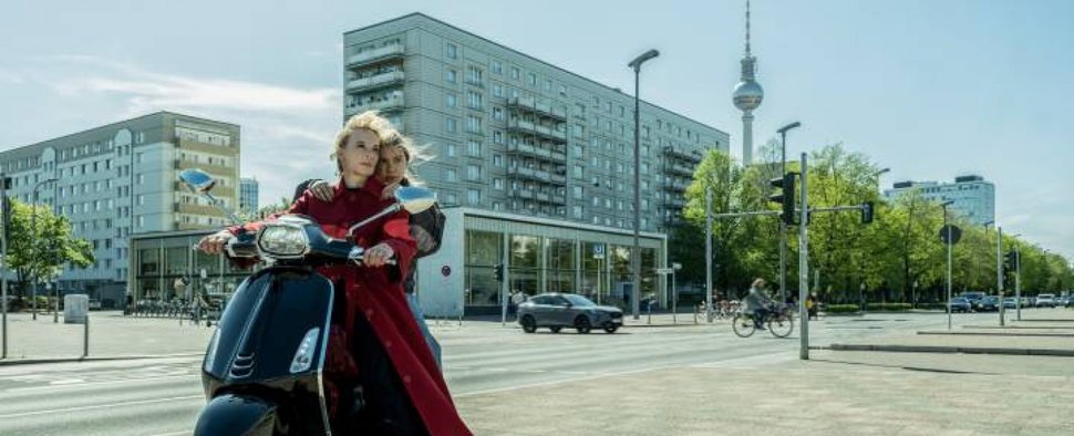 Flo Boringer (Katja Riemann) mit Tochter Luna Boringer (Hannah Schiller) in „Reset – Wie weit willst du gehen?“ – Bild: Gaumont/Tina Krohn